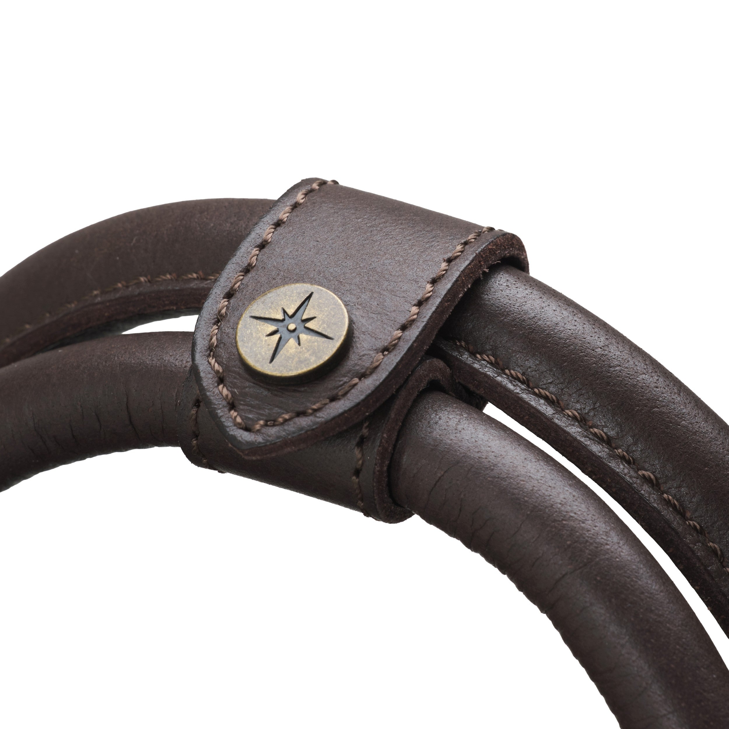 DRAKENSBERG Weekender aus Leder für Herren und Damen in Dunkelbraun – handgefertigte Reisetasche aus Büffelleder - Griffmanschette mit Kompassniete Close-Up