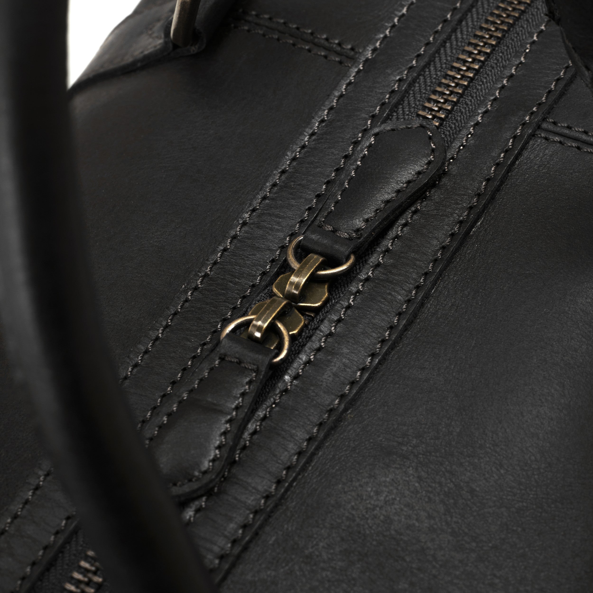 DRAKENSBERG Weekender aus Leder für Herren und Damen in Schwarz – handgefertigte Reisetasche aus Büffelleder - YKK Reißverschlüsse