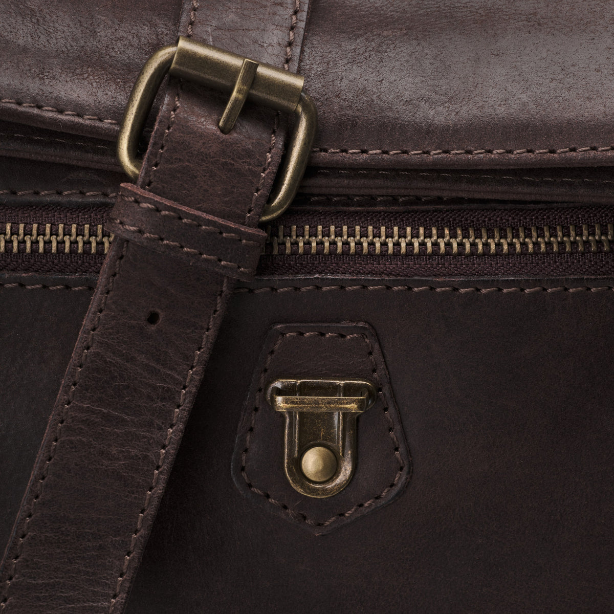 Sac à dos en cuir Paula Marron café – détail de la sangle, de la boucle et du zip avant