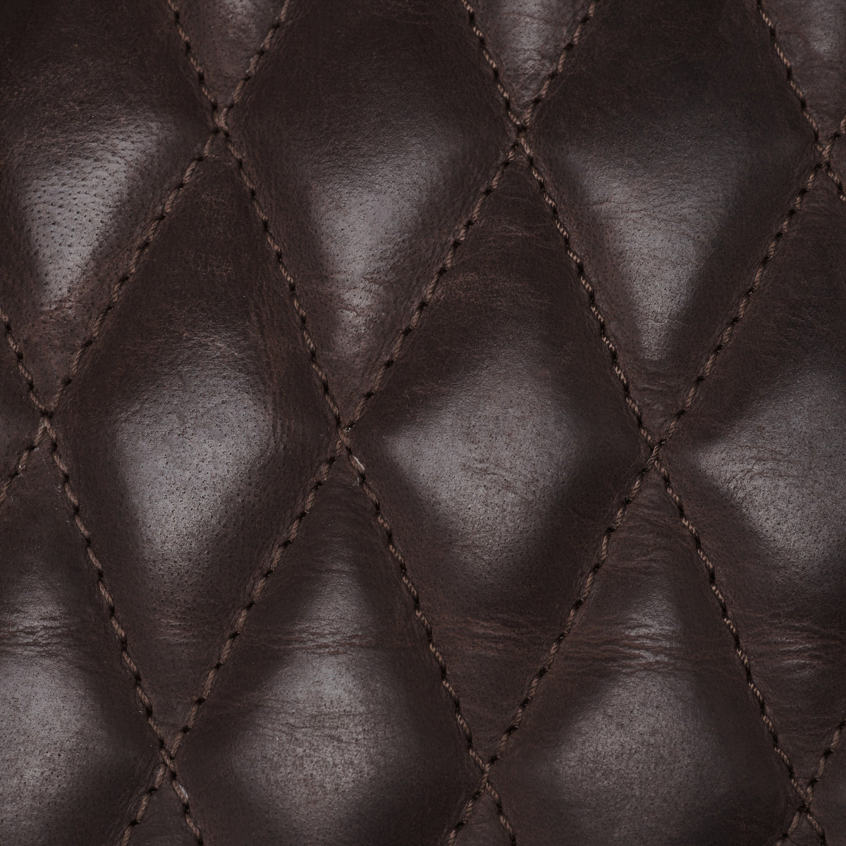 Sac à dos en cuir Paula Marron café – détail des surpiqûres Diamond-Stitch