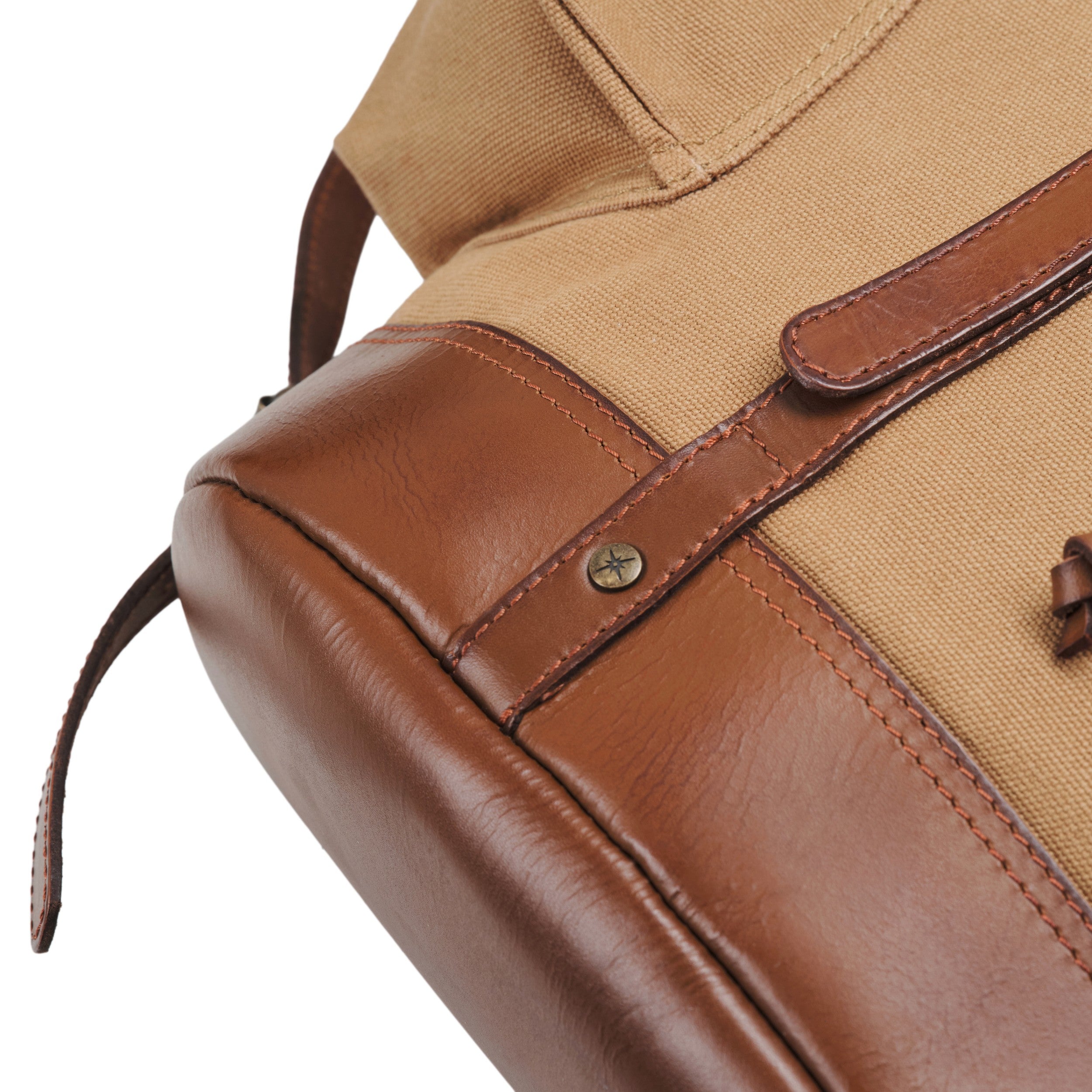 Klassischer Wanderrucksack im alpinen Vintagedesign, Khaki-Beige, Nato, bzw. Retro Bergsteiger Rucksack, handgefertigt aus Baumwoll-Canvas mit Echtleder Elementen, Design-Ikone - Detail am Boden