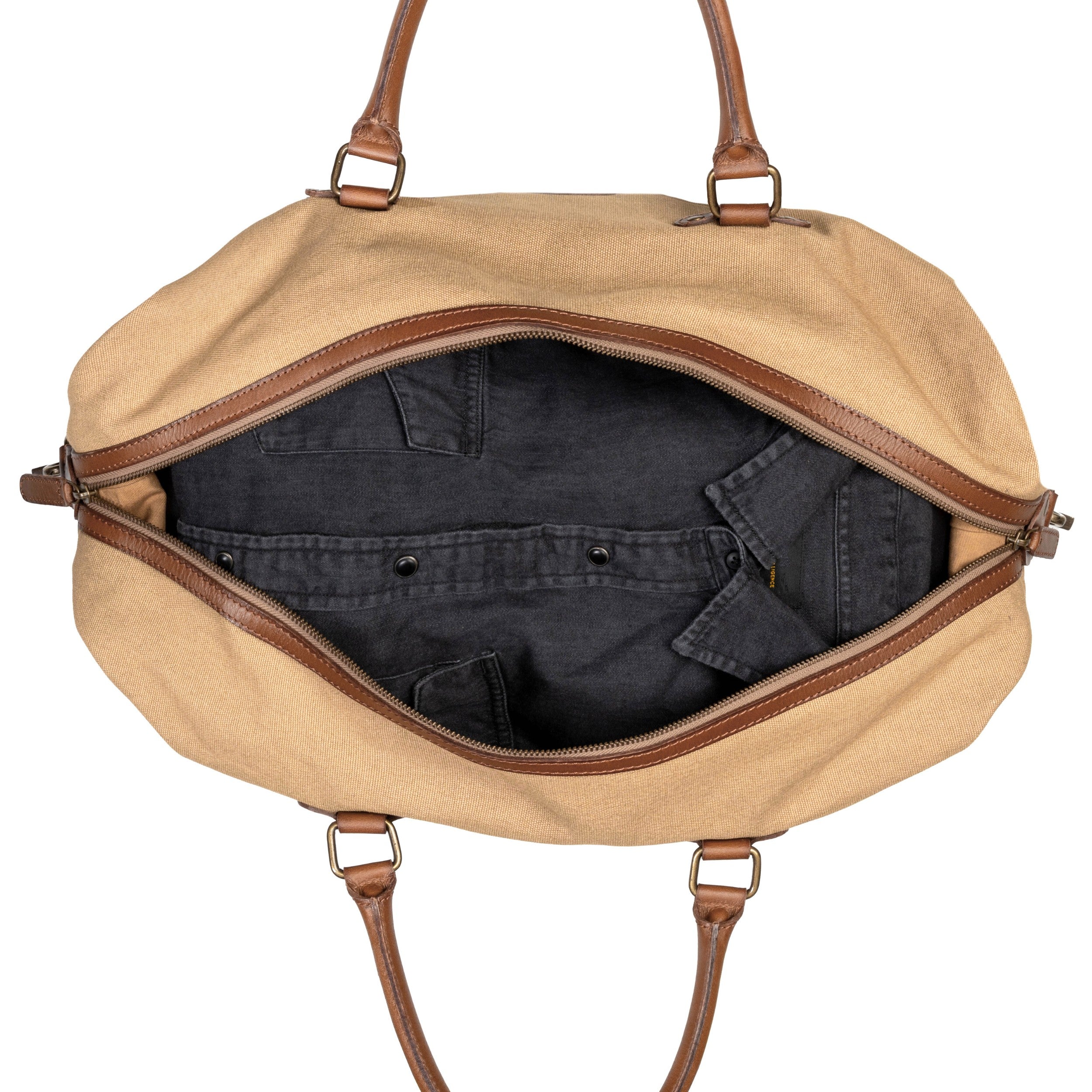 Canvas Weekender Owen Khaki-Beige mit Leder-Elementen - Darstellung Innen mit offenen Reißverschluss und Kleidung