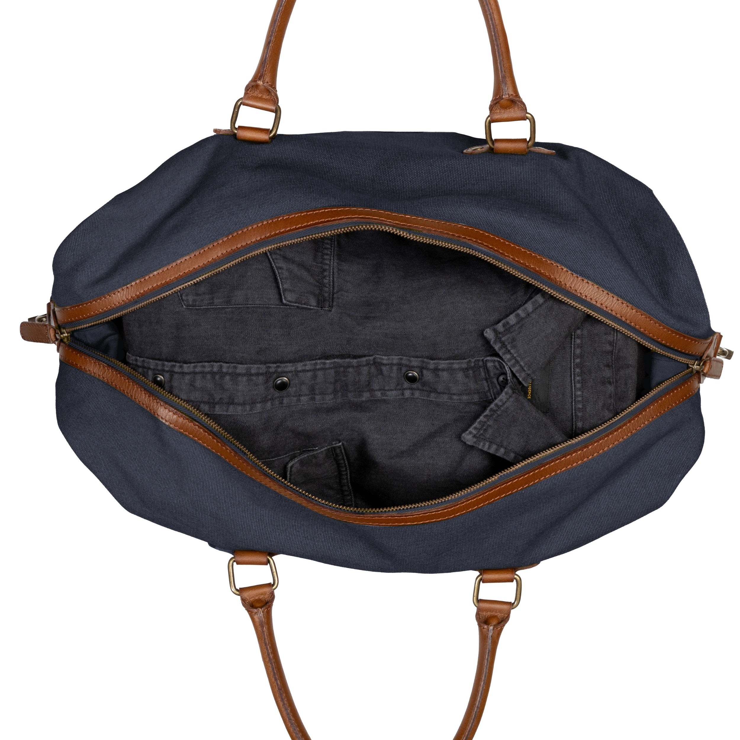 Canvas Weekender Owen Marine-Blau mit Leder-Elementen - Darstellung Innen mit offenen Reißverschluss und Kleidung