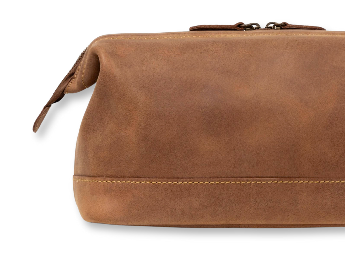 Detail des Leder-Kulturbeutels Ruby mit Bügelöffnung, Nähten und Lederstruktur