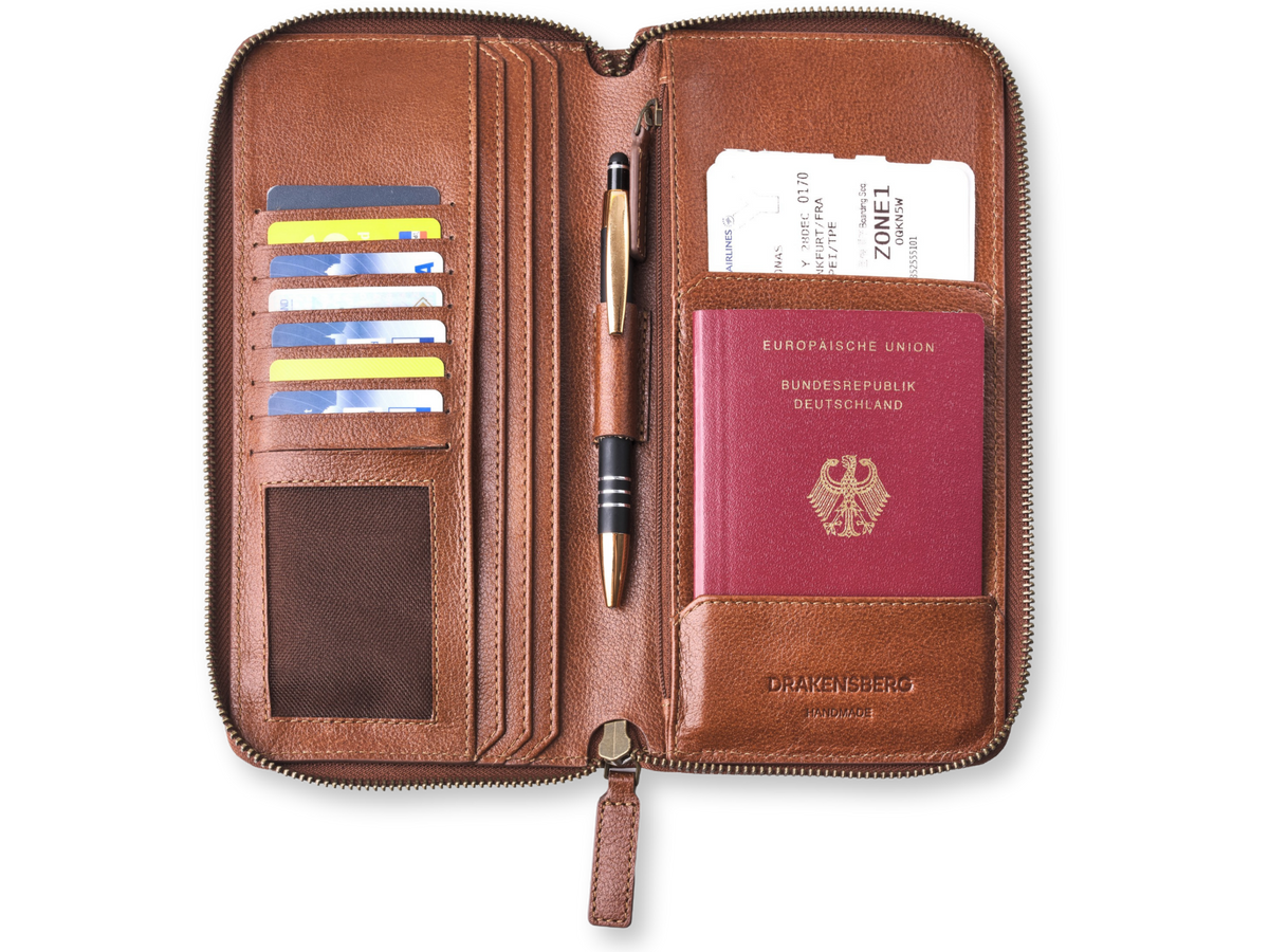 Geöffnete Reisebrieftasche Travis mit Organizerfächern für Reisepass, Karten und Geldscheine