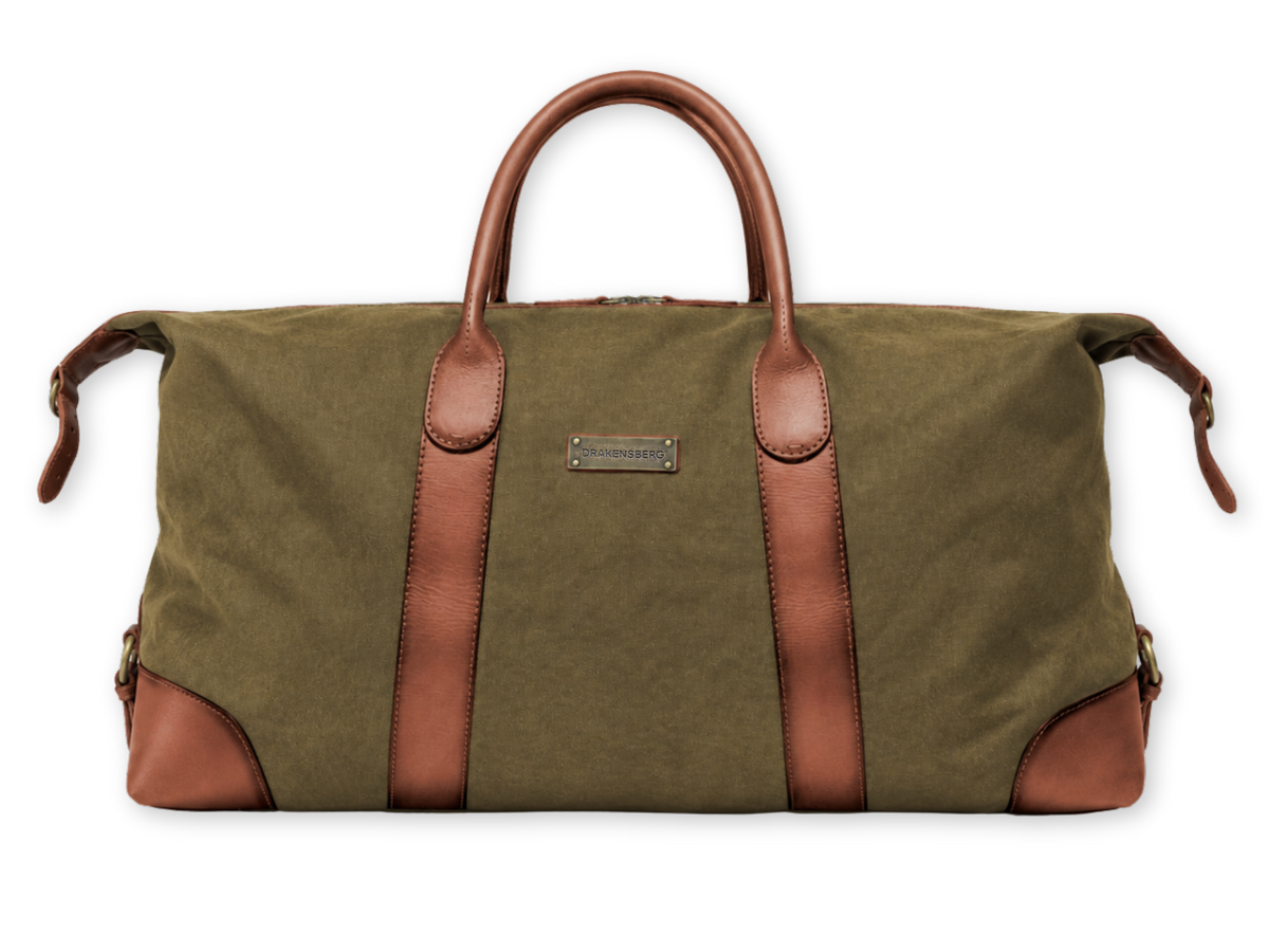 Weekender David (60) aus Baumwoll-Canvas und Leder mit geöffneten Seitenriemen zur Erweiterung für mehr Stauraum