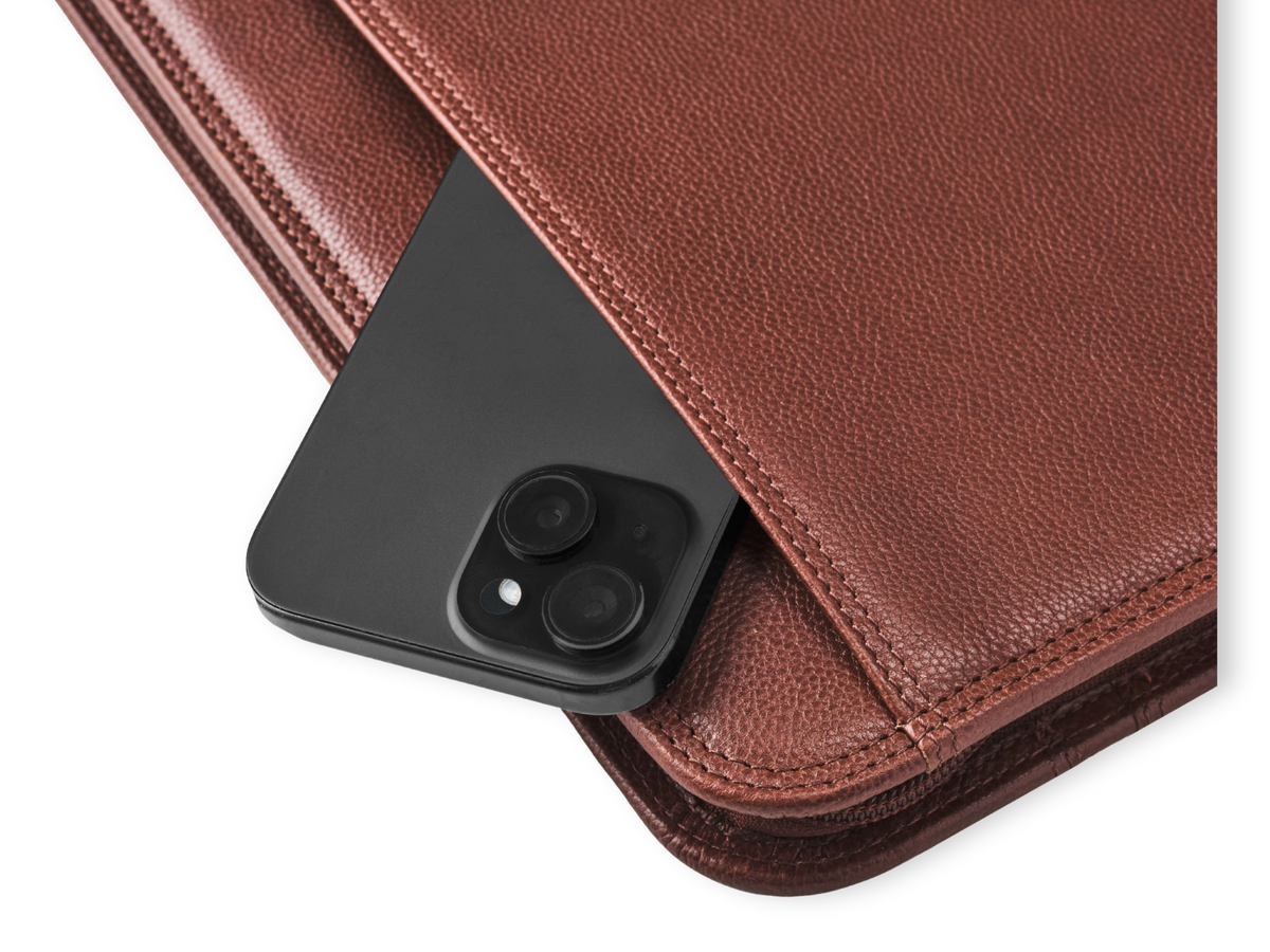 Smartphone im offenen Rückseitenfach der Konferenzmappe Flavio