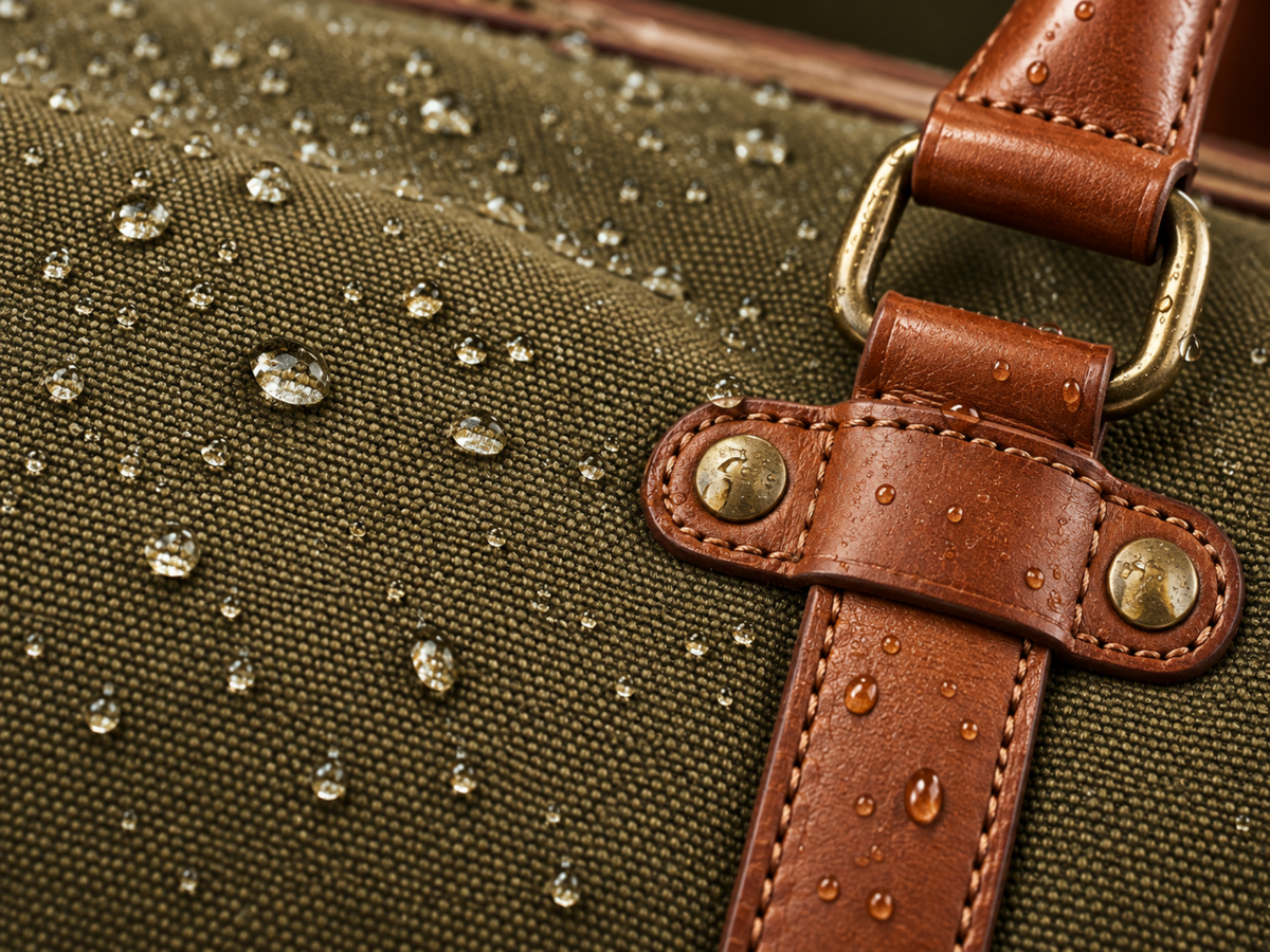 Wasserabweisendes Canvas mit Wassertropfen am Weekender Owen