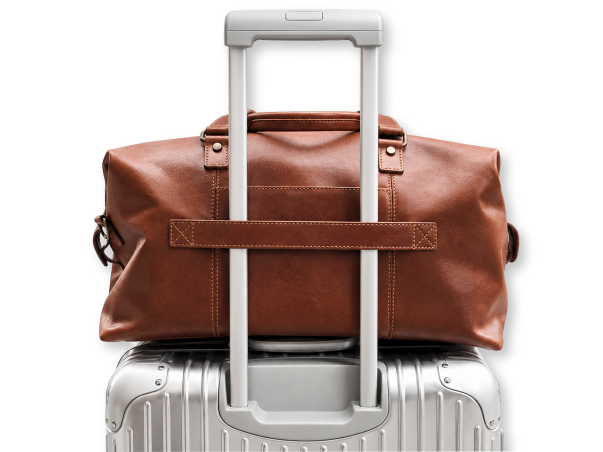Reisetasche Enzo in Kastanien-Braun auf einem Rollkoffer mit Trolley-Aufstecklasche