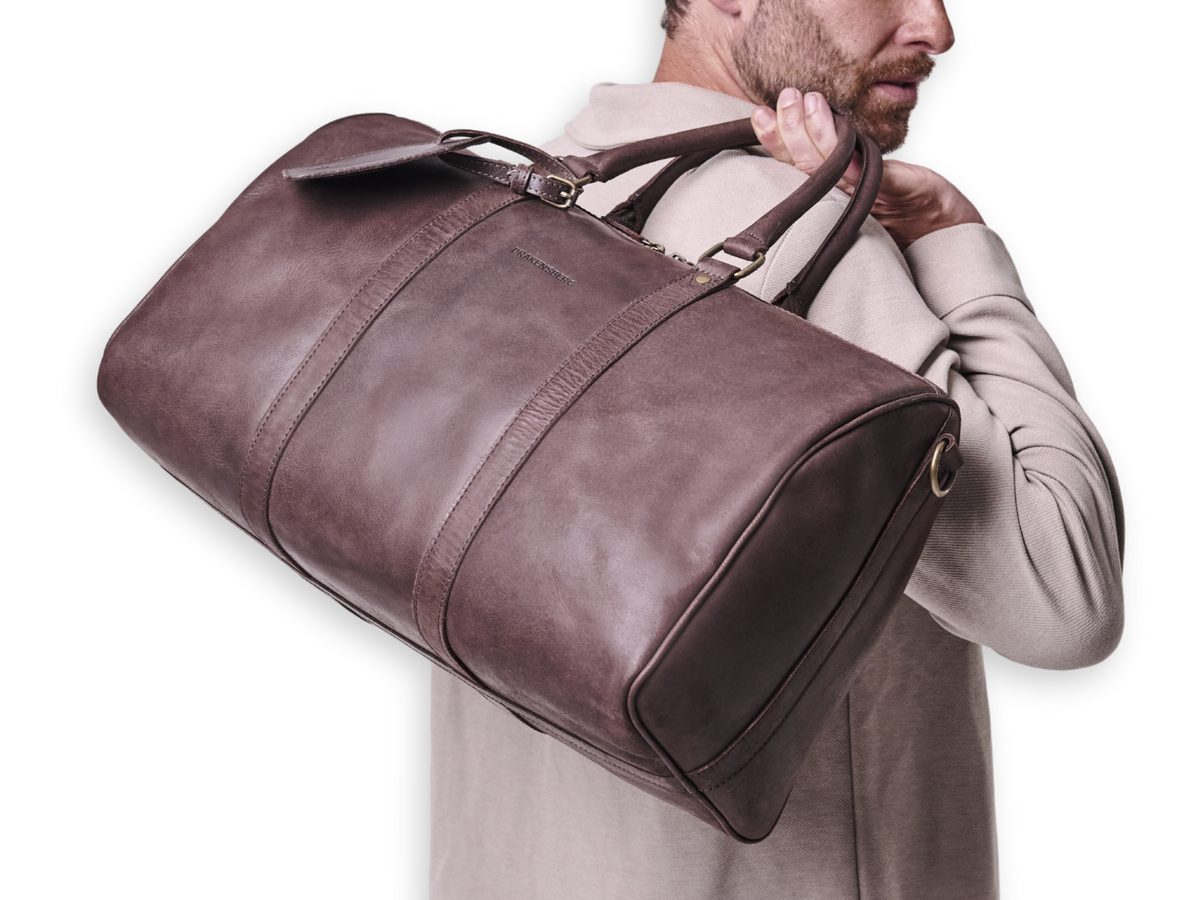 Reisender mit Weekender »James« – umlaufende Lederriemen und Taschenboden