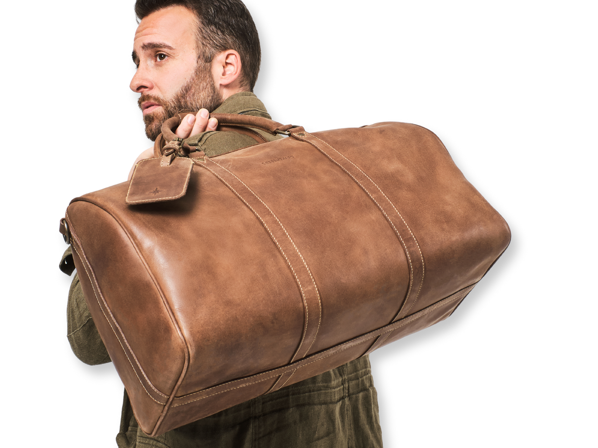 Reisender mit Weekender »James« – umlaufende Lederriemen und Taschenboden
