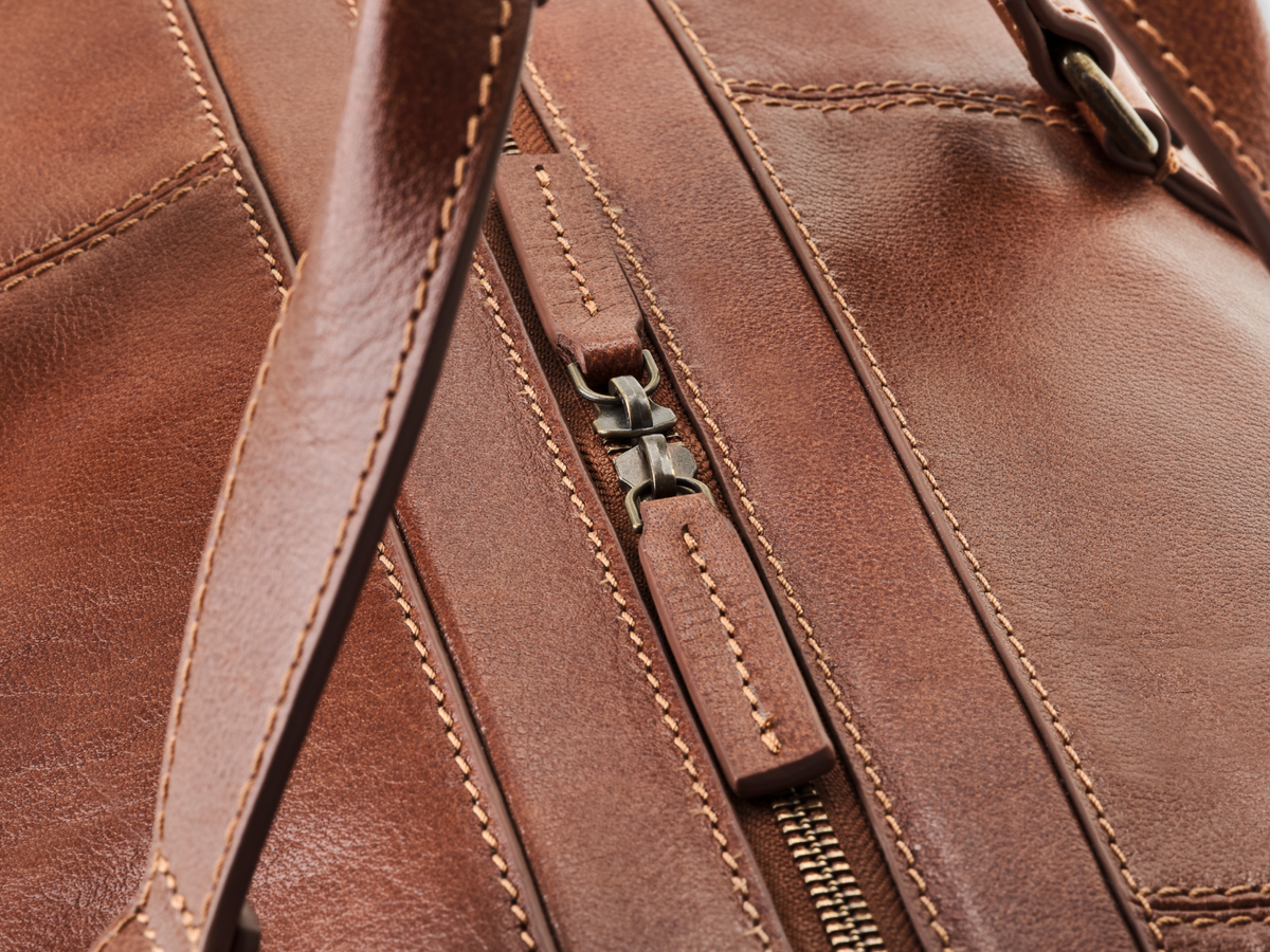 Detail von Büffelleder und YKK-Metallreißverschluss an der Reisetasche Enzo