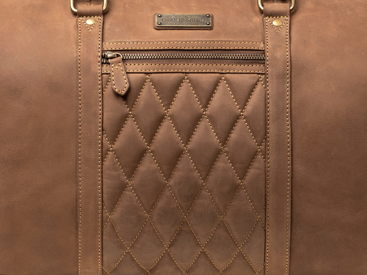 Diamond-Stitch-Front und YKK-Reißverschluss am Leder-Weekender Mitch