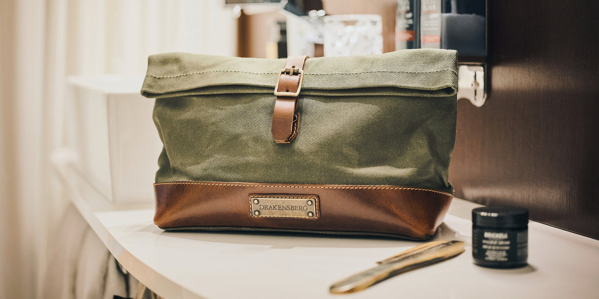 Rolltop-Kulturbeutel Otis aus gewachstem Canvas und Leder – Editorial im Querformat