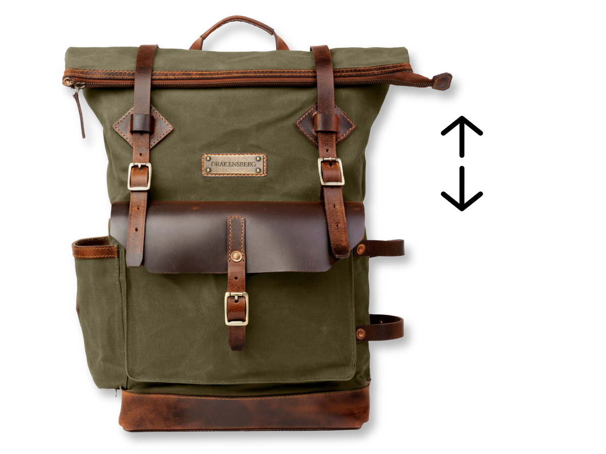 Rolltop-Rucksack Adam aus gewachstem Canvas und Leder mit aufgesetzter Cargotasche.