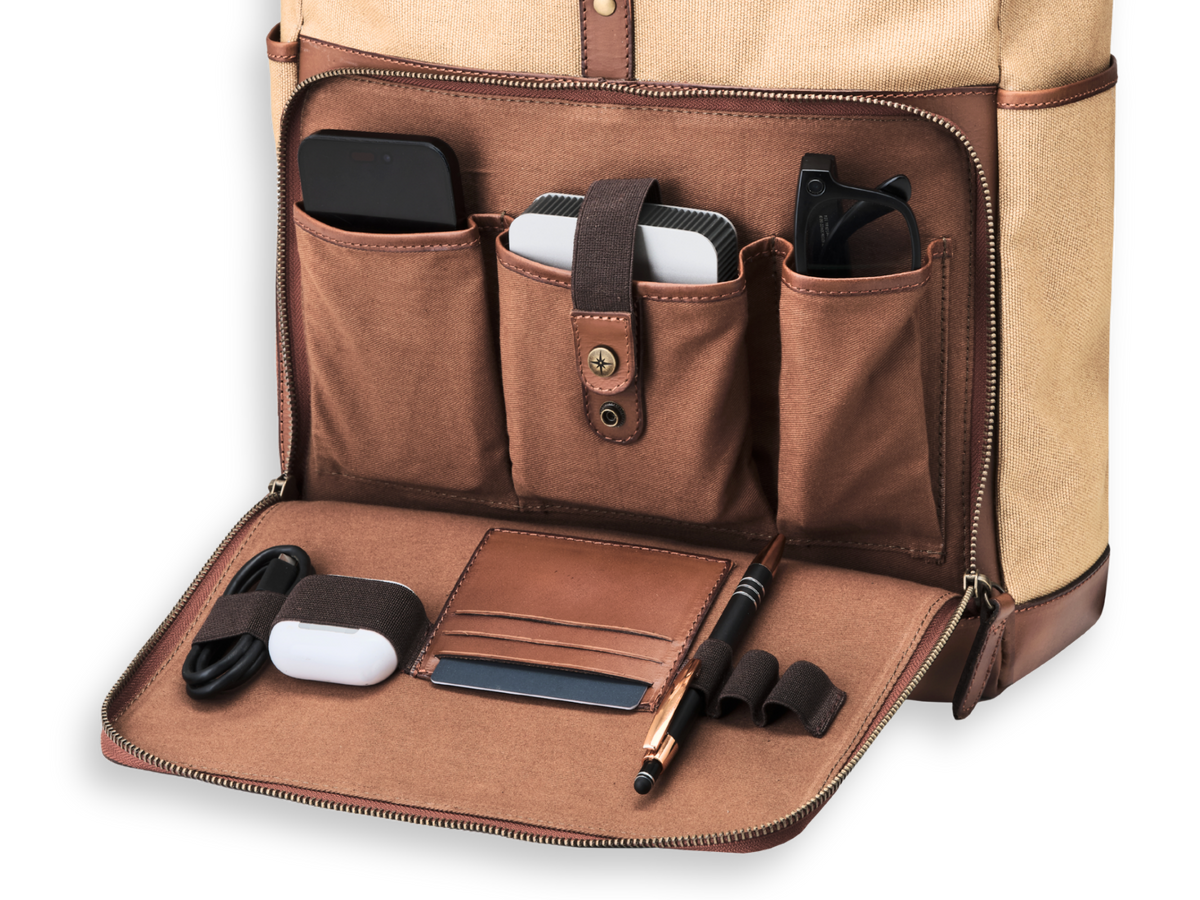 Geöffnetes Organizerfach des Canvas-Rucksacks Arthur mit Technikzubehör und Stiften
