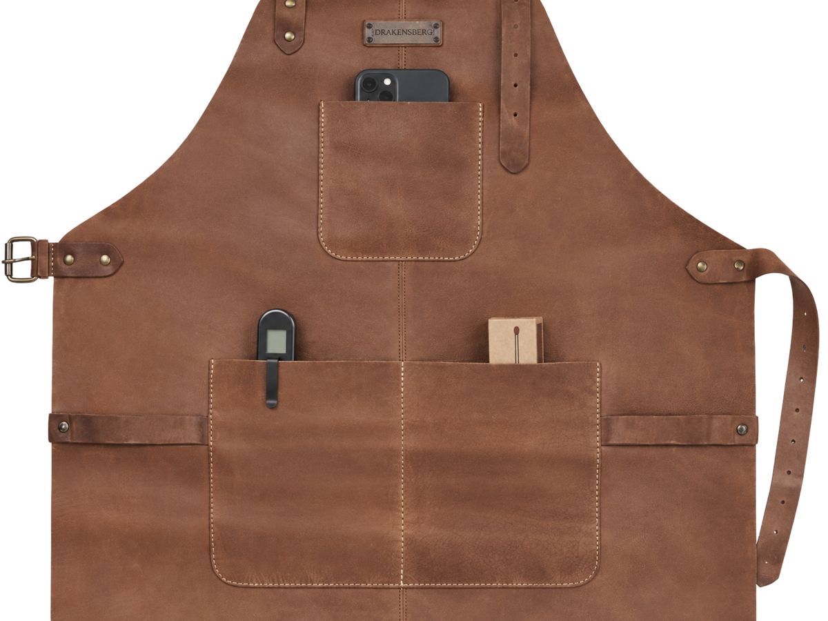 Drei offene Taschen der Leder-Grillschürze Bob mit Grillzubehör
