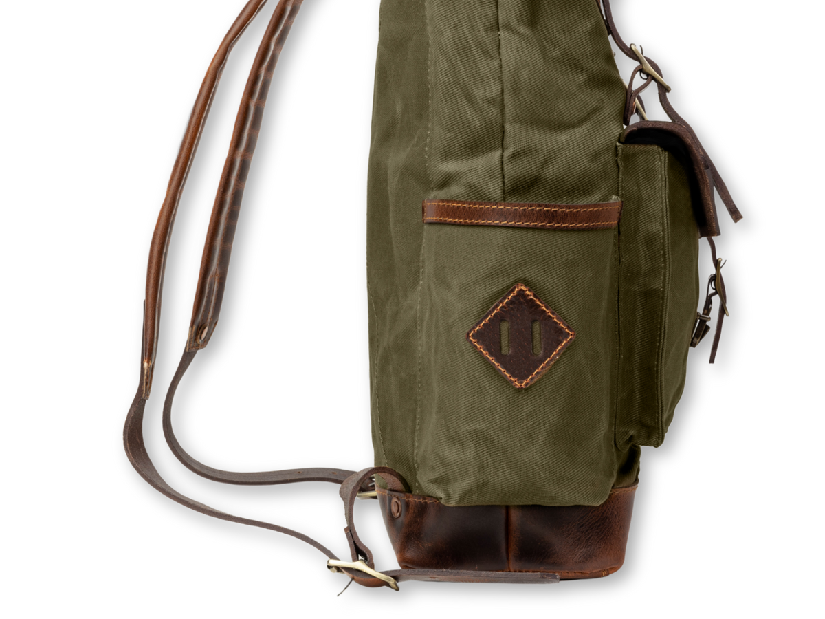Seitliches Flaschenfach des Rucksacks Adam mit Lederriemen und Ledereinfassung.
