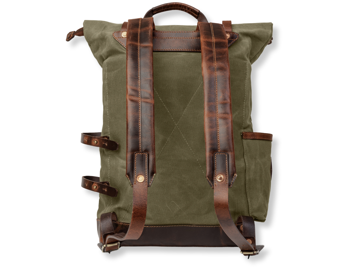 Rückseite des Rucksacks Adam mit Schulterriemen aus Leder und vernieteten Befestigungen.