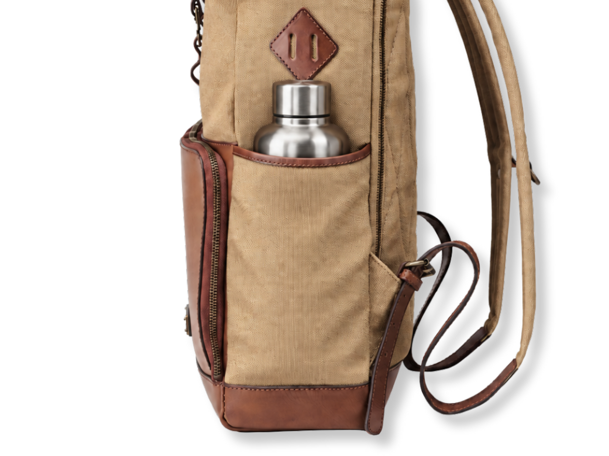 Edelstahlflasche im seitlichen Flaschenfach des Canvas-Rucksacks Arthur