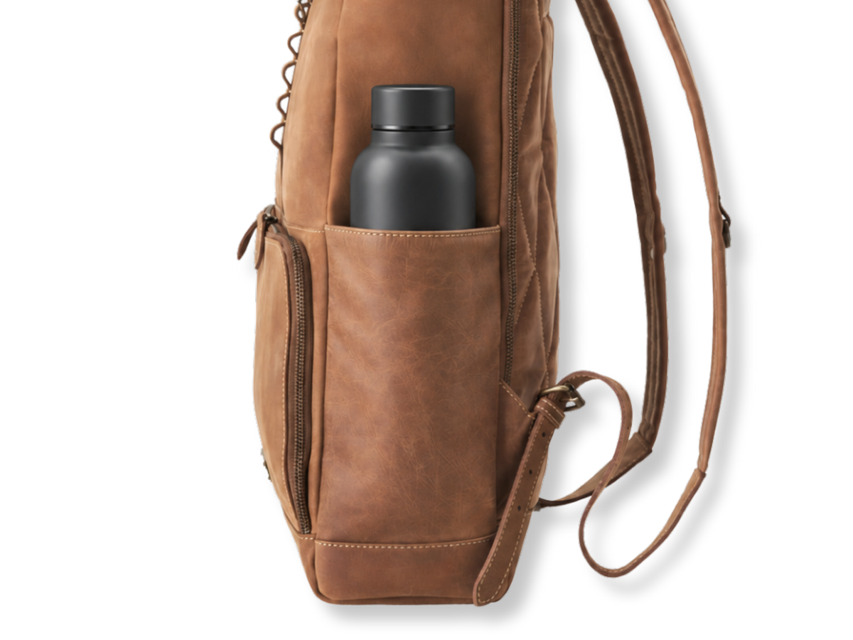 Thermoflasche im seitlichen Flaschenfach des Lederrucksacks Arthur