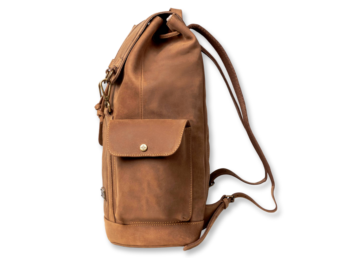 Seitenansicht des Lederrucksacks »Bruce« mit geschlossenem Seitenfach und verstellbarem Rucksackgurt