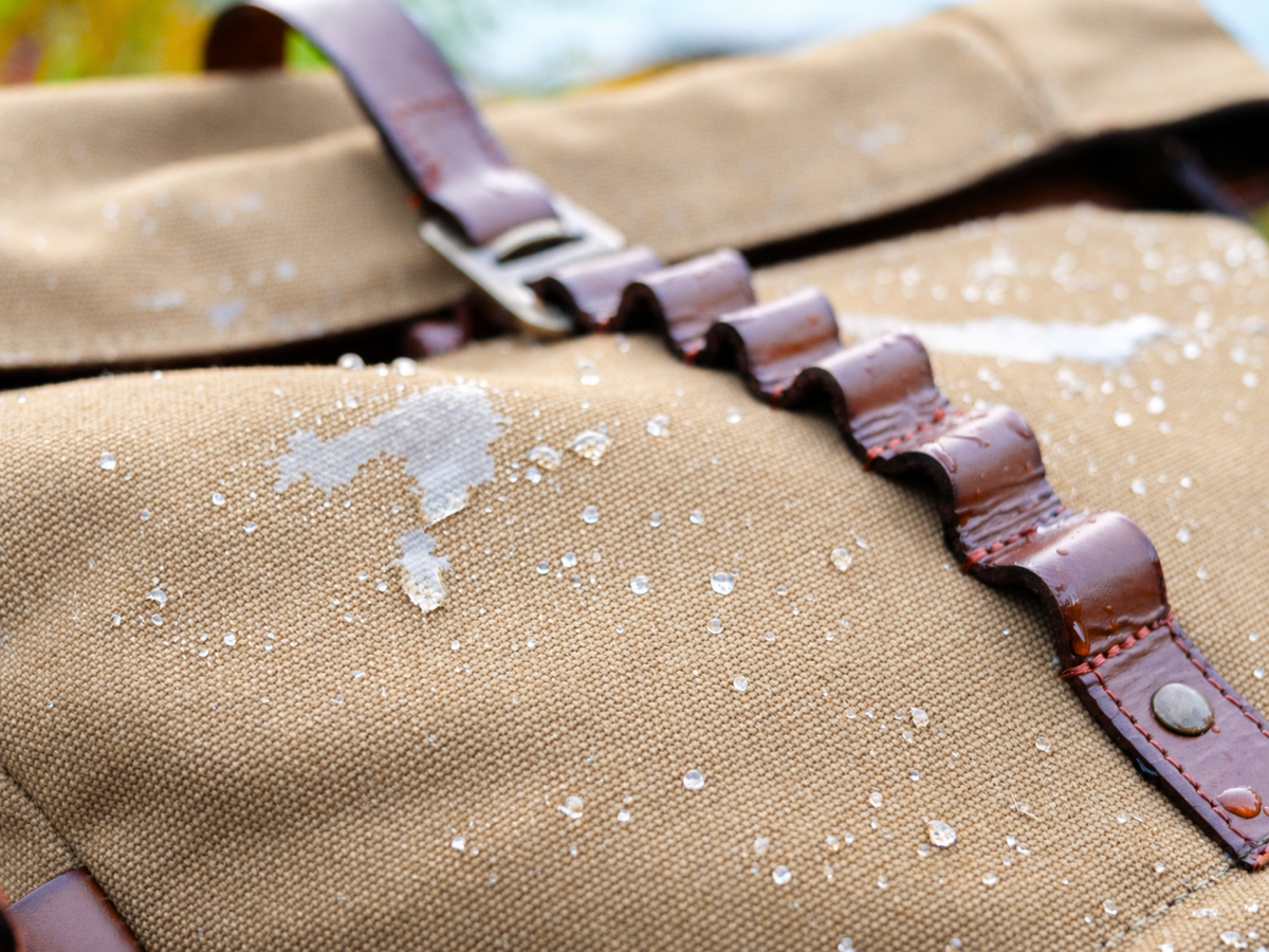 Wassertropfen auf dem wasserabweisenden Canvas des Rucksacks Arthur