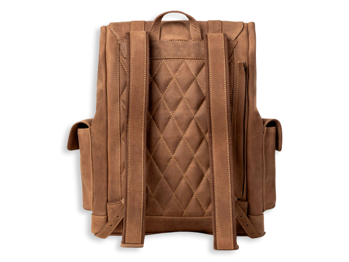 Rückseite des Lederrucksacks »Bruce« mit Rautensteppung und verstellbaren Rucksackgurten