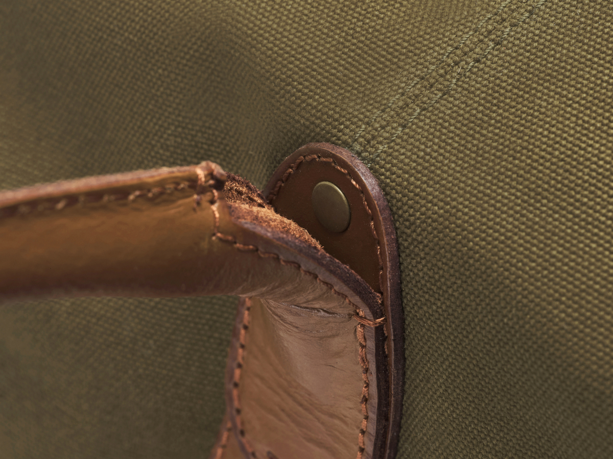 Handwerkliche Details an Weekender David (60) aus Baumwoll-Canvas und Leder für mehr Stabilität und Robustheit