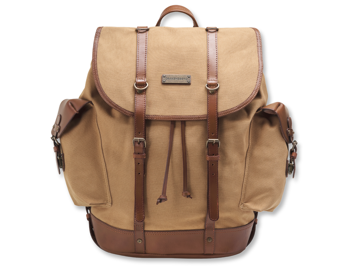 Vue de face de Henry kaki beige, avec grand rabat, sangles en cuir et deux poches extérieures.