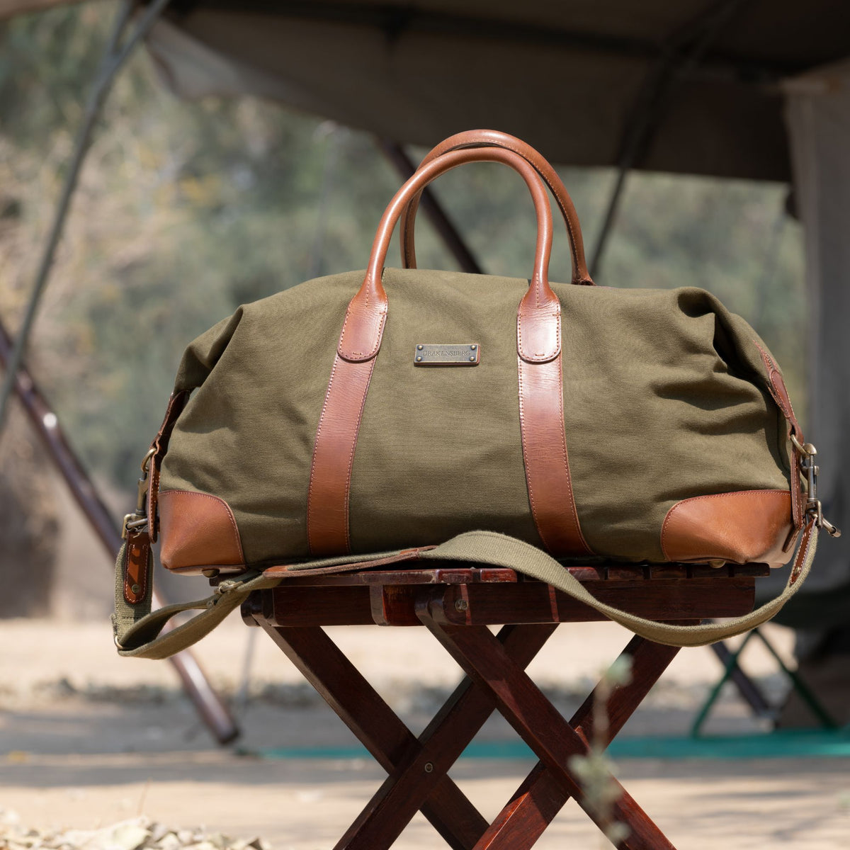 David aus olivgrünem Canvas und braunem Leder auf einem Klapphocker