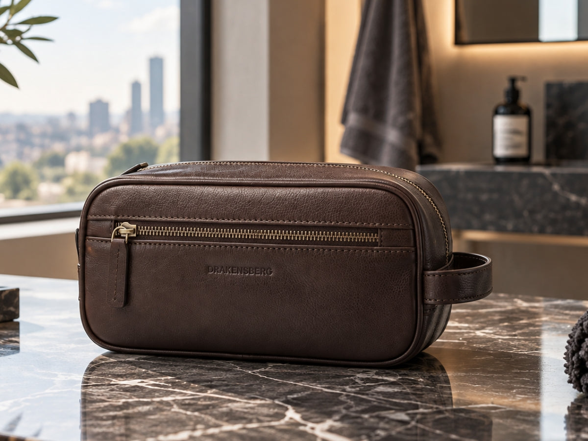 Trousse de toilette en cuir marron avec poche avant zippée sur un plan de toilette