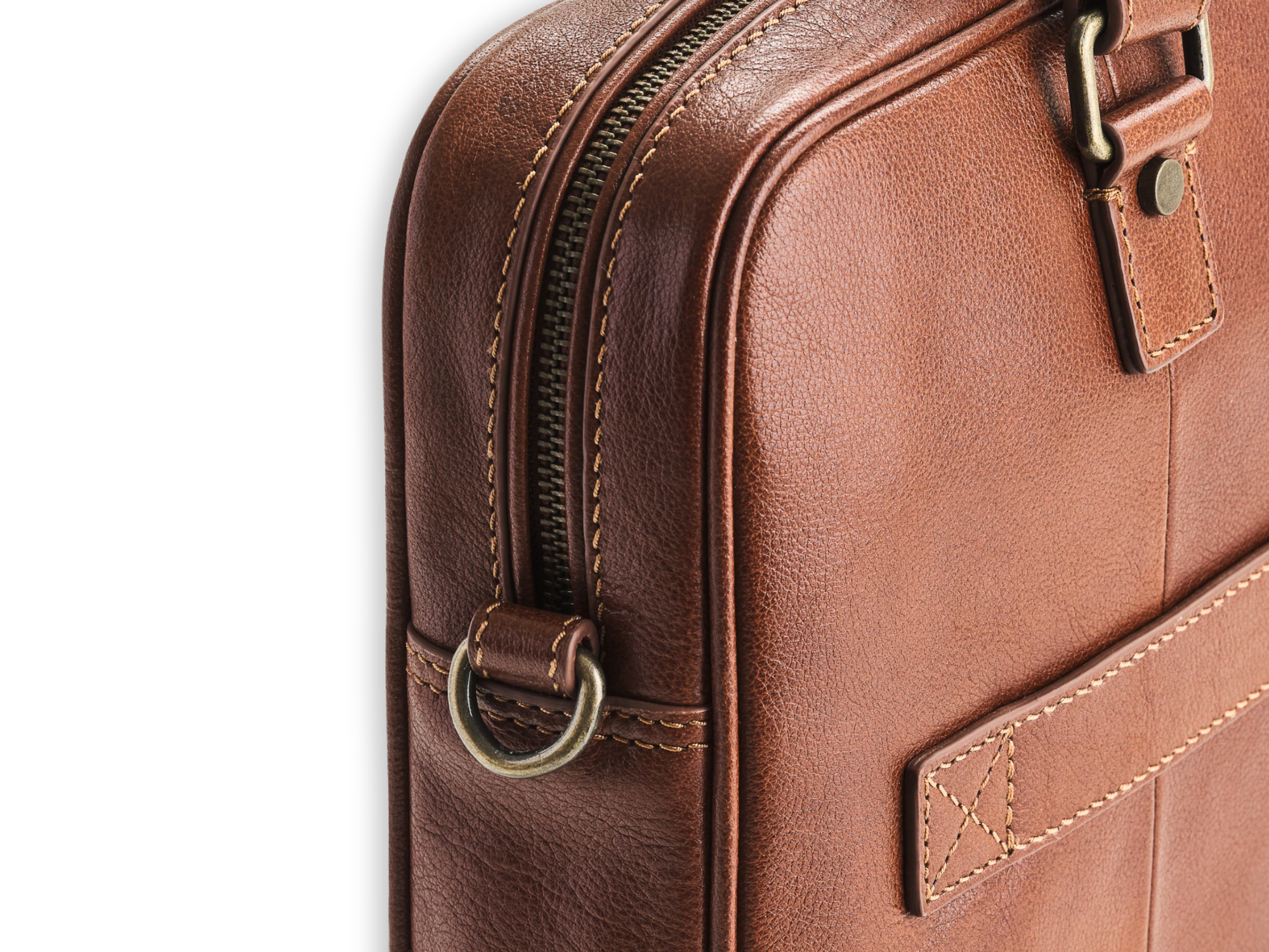 Seitliche Detailansicht der Aktentasche Marlon mit kompakter Silhouette und handwerklichen Lederdetails