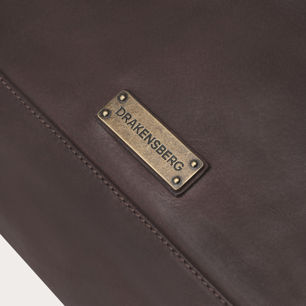 Arthur leather laptop backpack in Coffee Brown – DRAKENSBERG logo plate and leather stitching detail