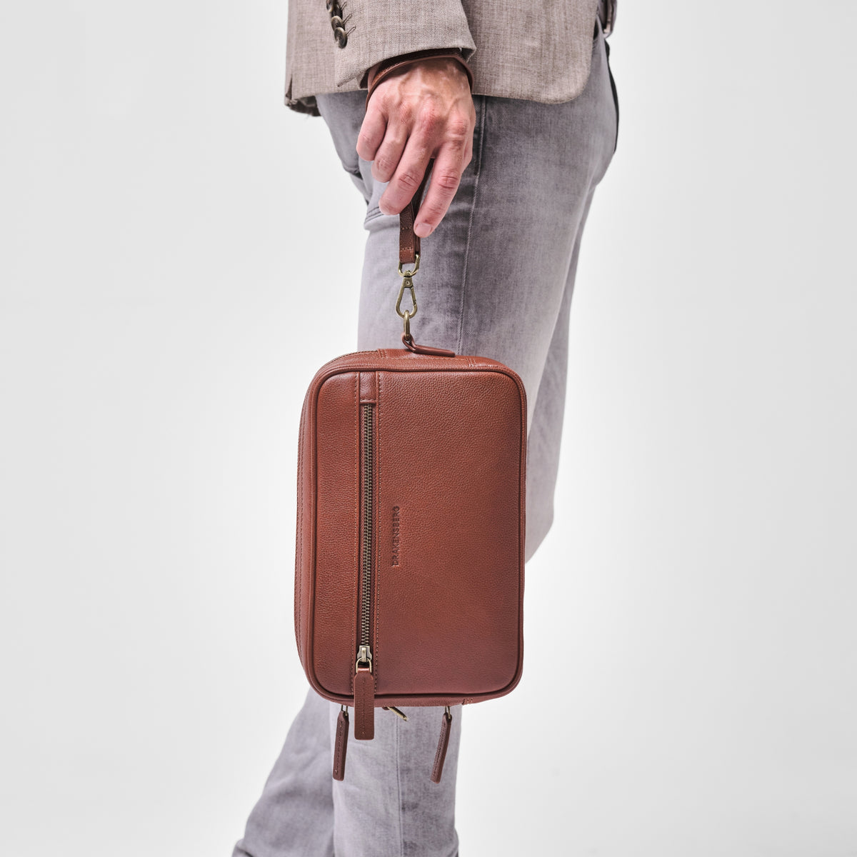 Pochette Roberto Marron châtaigne portée à la main