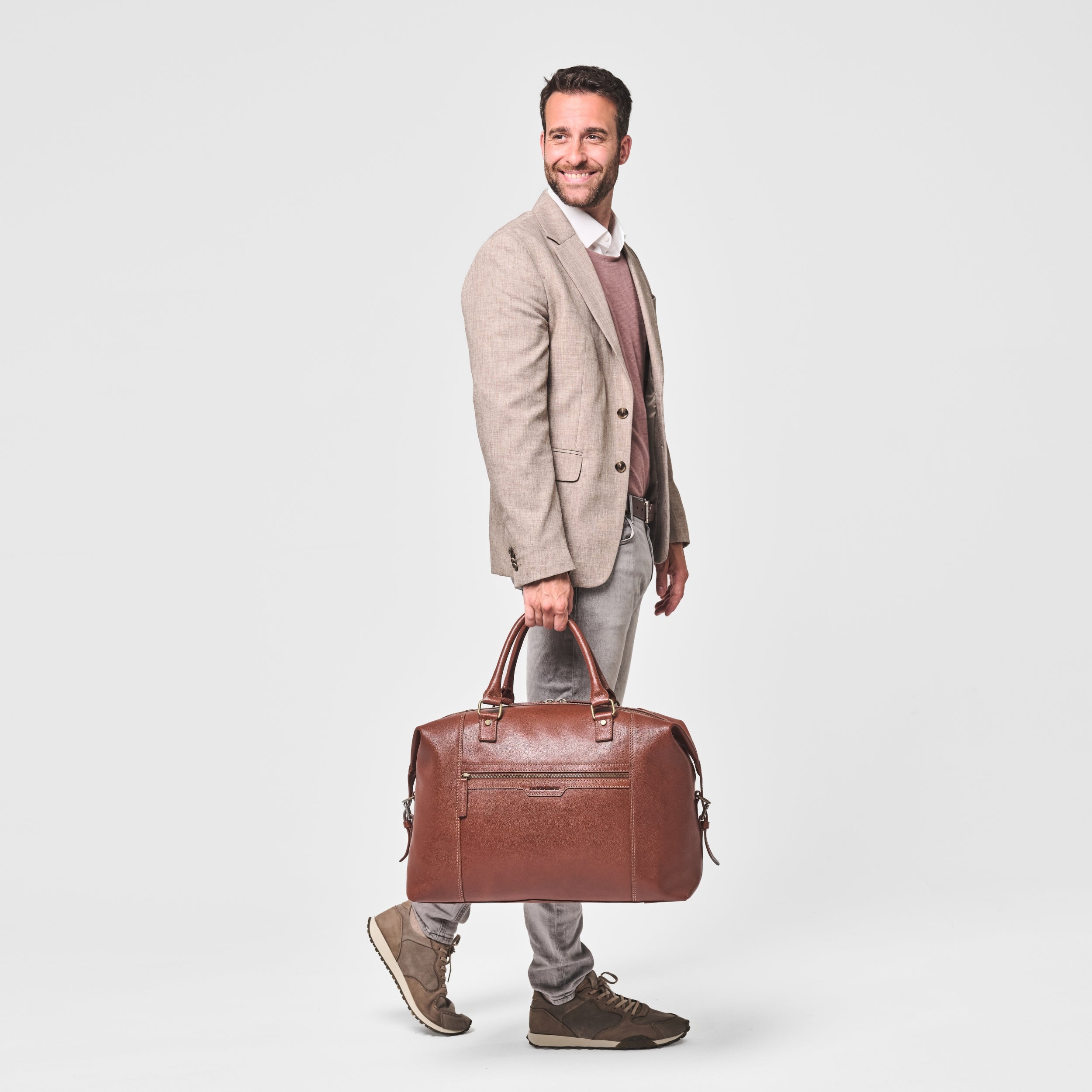 Model trägt die Reisetasche Marcello in Kastanien-Braun
