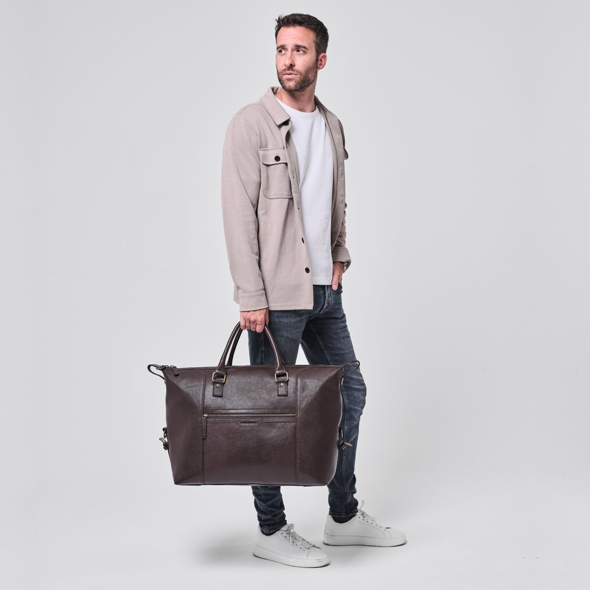 Model trägt Marcello in Schoko-Braun als großzügige Tote Bag