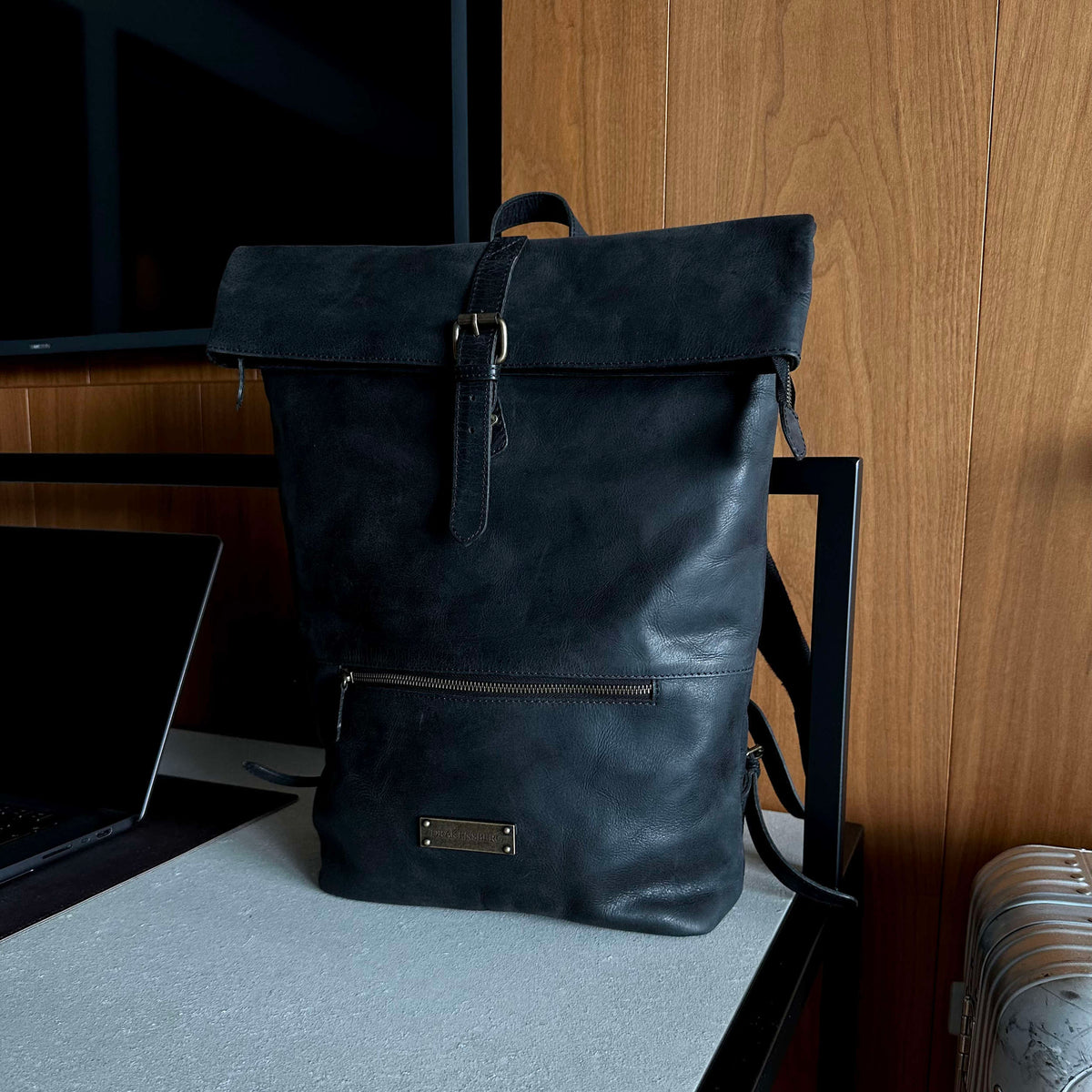 Ryan leather rolltop backpack in Vintage Black – backpack in an everyday setting