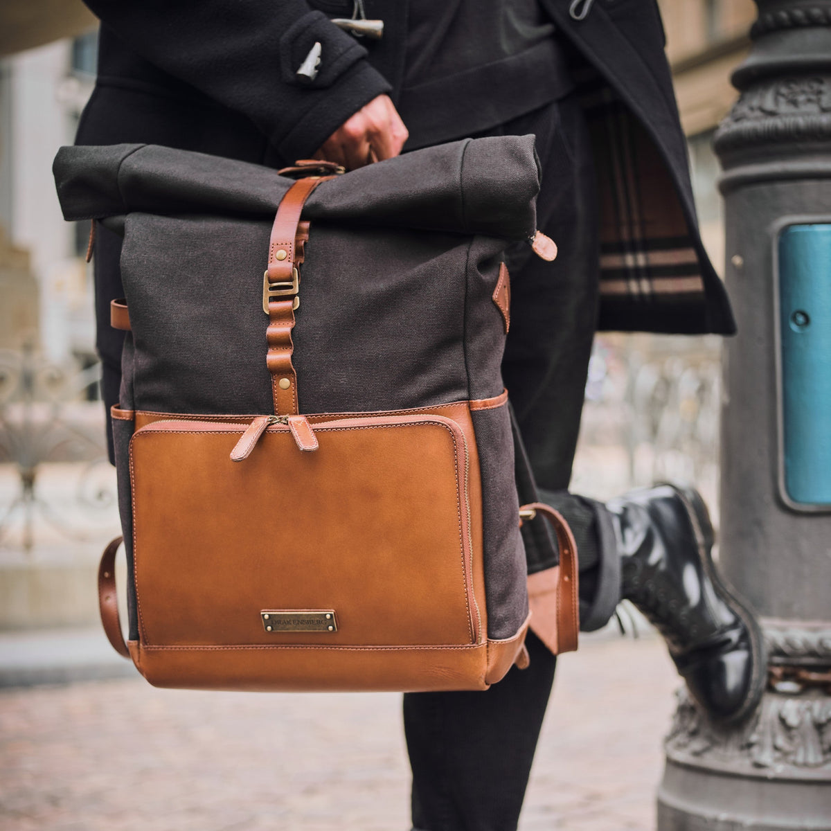 Sac à dos ordinateur Arthur en toile et cuir Noir – tenu à la main par la poignée