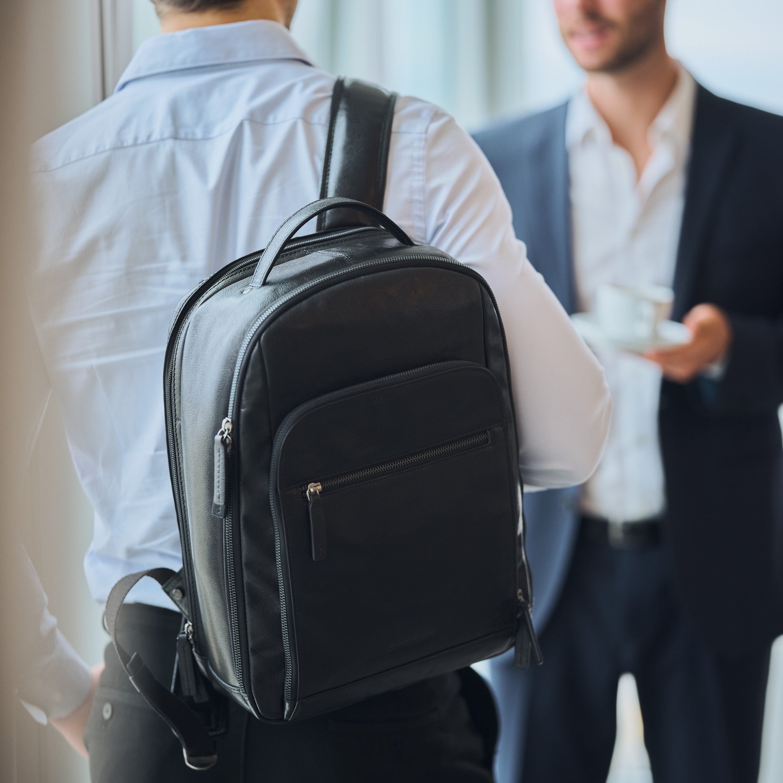 Frederico in Schwarz als Business-Rucksack am Model