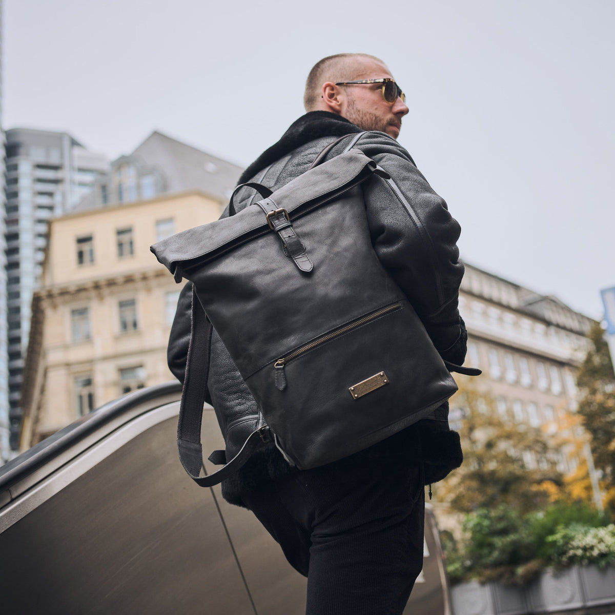 Ryan leather rolltop backpack in Vintage Black – backpack in use