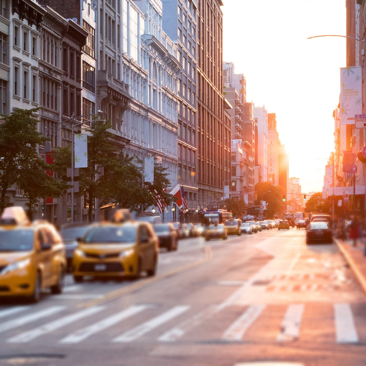 Straßenszene in New York im warmen Abendlicht