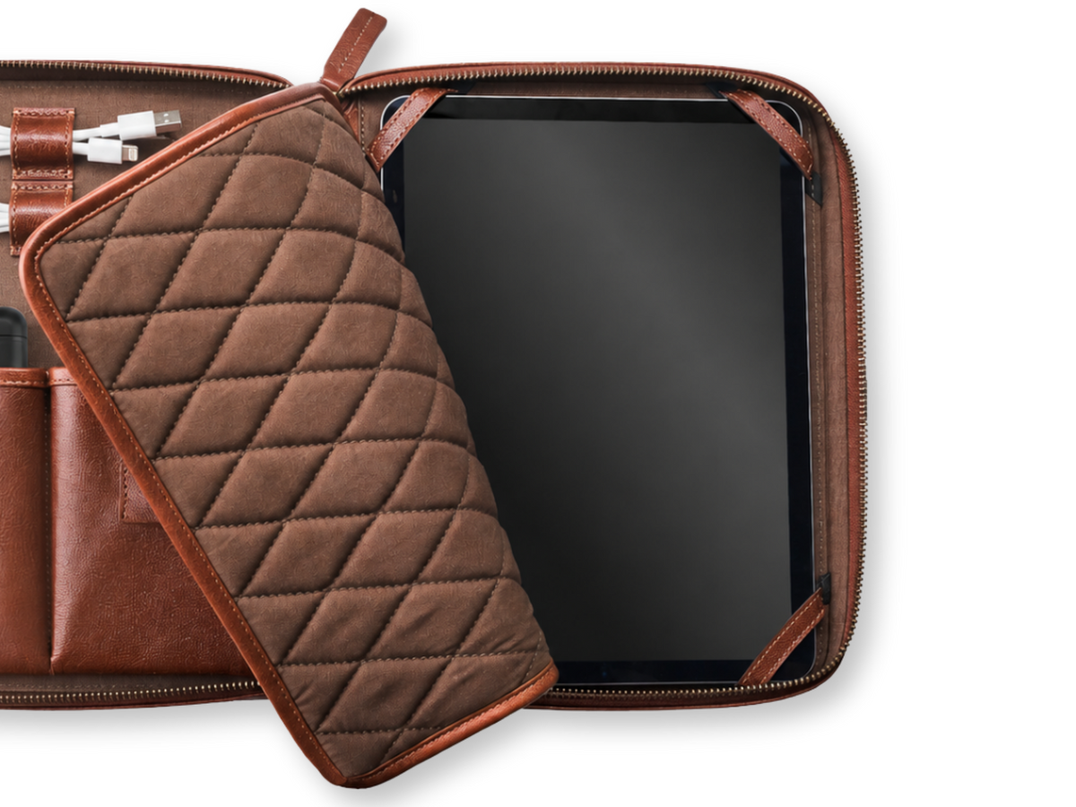 Étui tablette Nolan en cuir de buffle ouvert avec tablette dans le compartiment rembourré et quatre supports d’angle