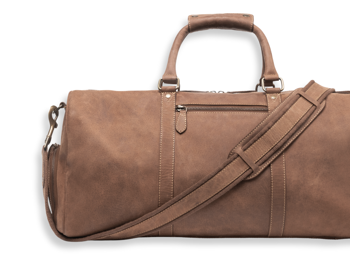 Reißverschlussfach auf der Rückseite der Leder-Reisetasche Finn