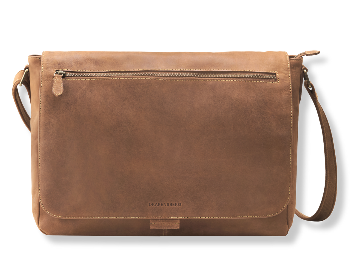 Frontansicht der Messenger Bag Leon mit Reißverschlussfach im Überschlag
