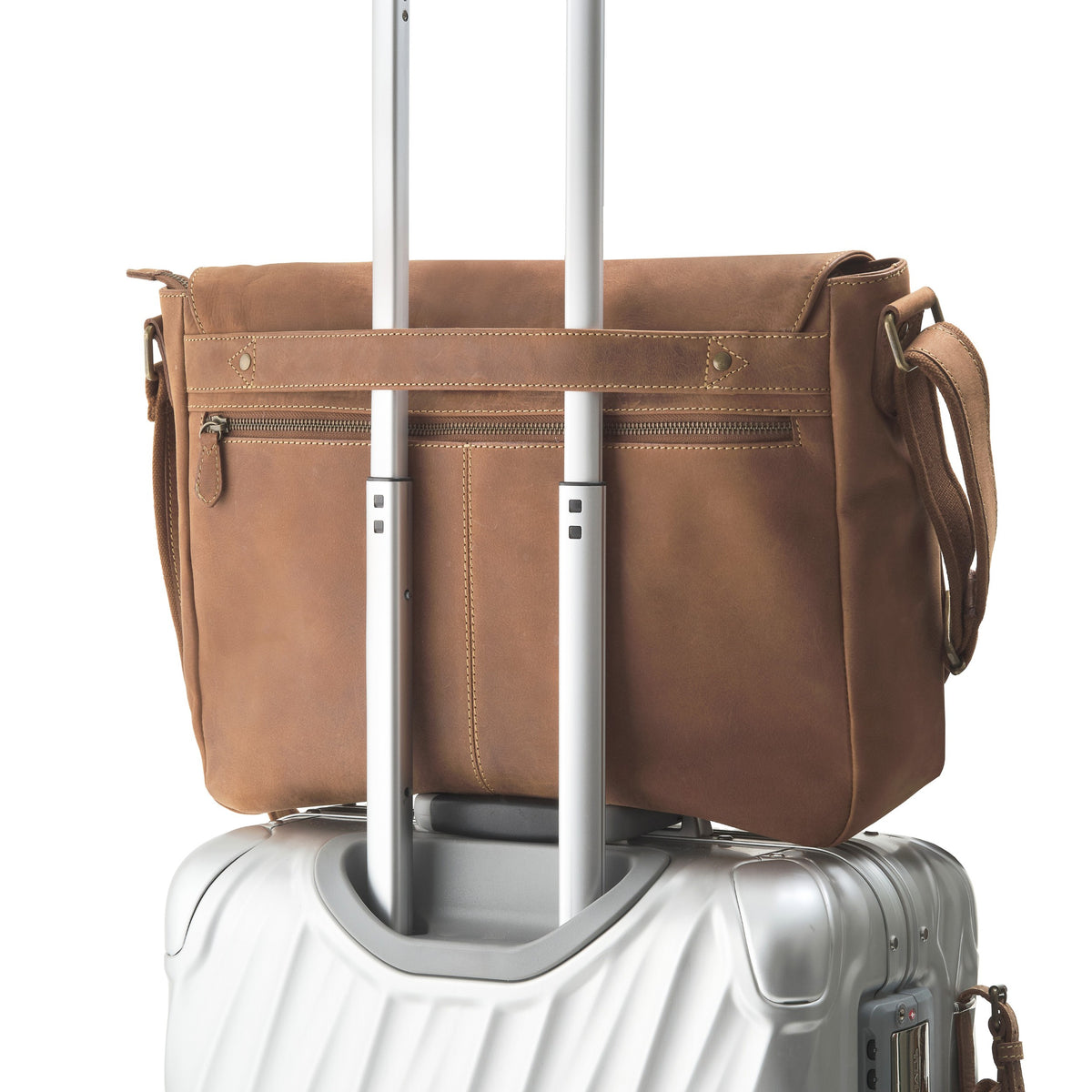 Messenger Bag Leon in Havanna-Braun – auf einem Rollkoffer