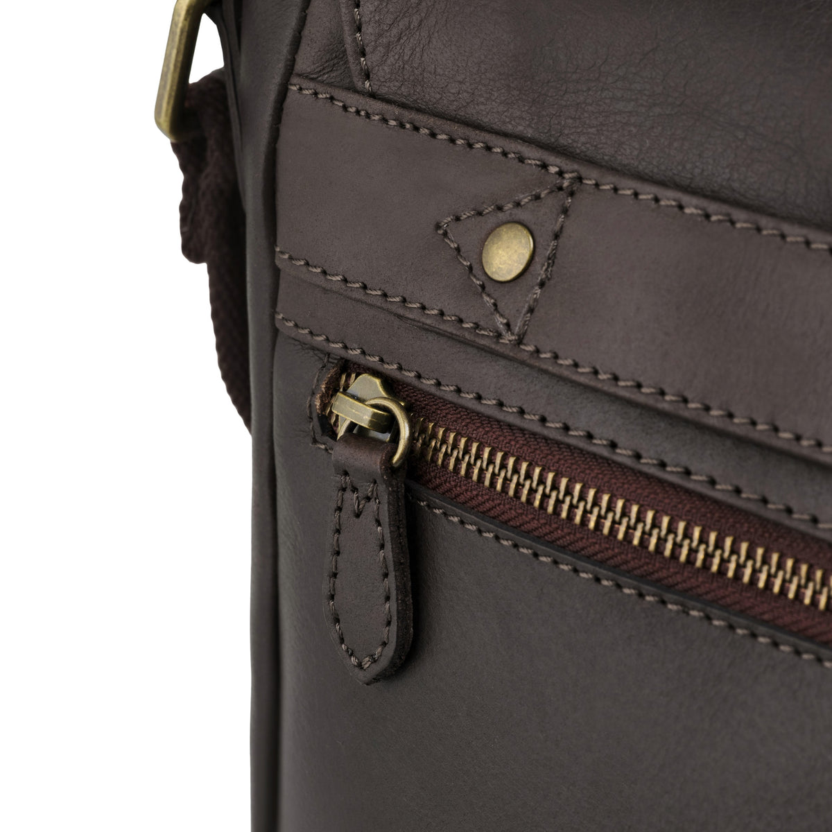 Messenger Bag Leon in Kaffee-Braun – Detail von Leder und Verarbeitung