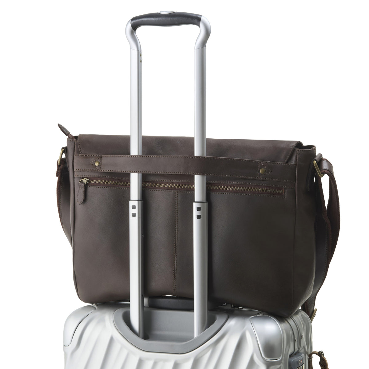Messenger Bag Leon in Kaffee-Braun – auf einem Rollkoffer