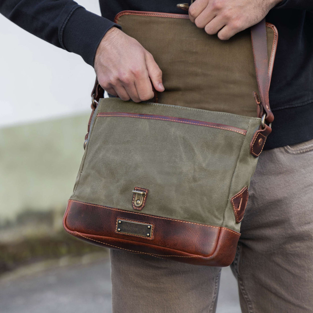 Rabat ouvert du sac besace Nate en toile Vert Forêt porté par un mannequin