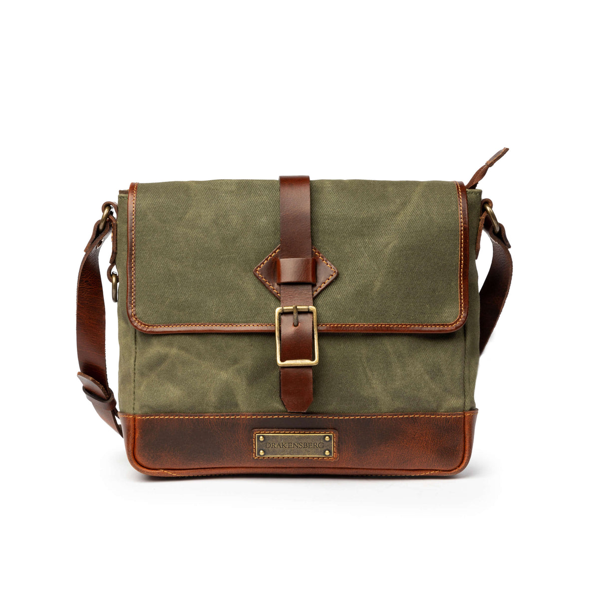 Vue de face du sac bandoulière Nate en toile Vert Forêt avec patte en cuir brun sur le rabat